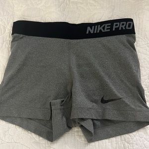Small grey women’s Nike Pros